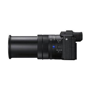Sony RX10 V di profilo con l'obiettivo completamente esteso alla focale di 600 mm, che mostra l'ingombro reale alla massima estensione