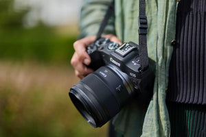 Canon RF 45mm f/1.2 Stm Obiettivo Full Frame Luminoso Per Ritratto E Street - prodotto con accessori