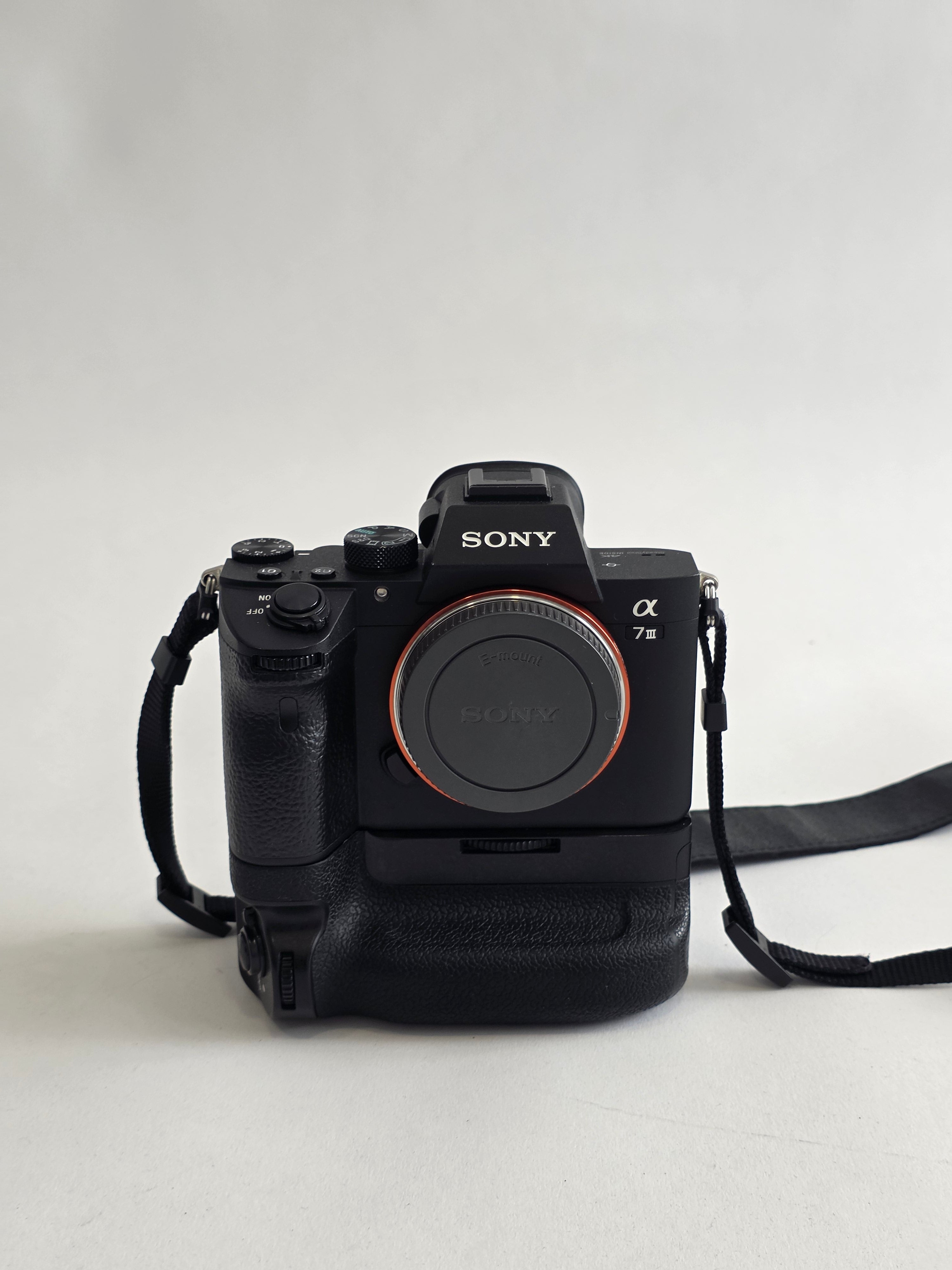Sony A7 III body usato con battery grip verticale - Giordano Photo usato garantito