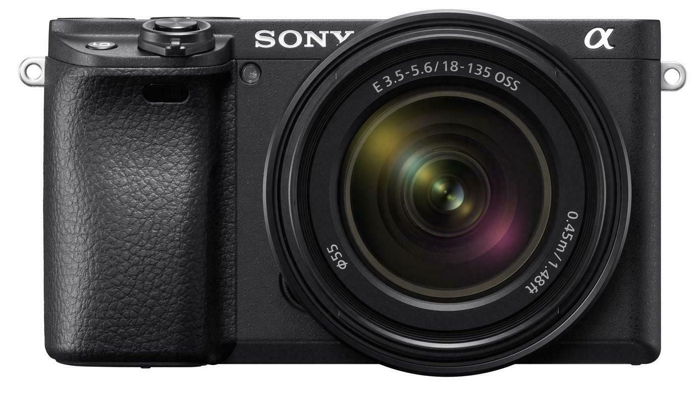 Sony Alpha ILCE-6400 + 18-135mm OSS black