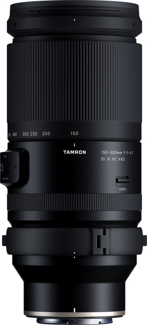 Obiettivo Tamron 150-500mm f/5-6.7 Di III VC VXD per Nikon Z in verticale, vista frontale su fondo bianco