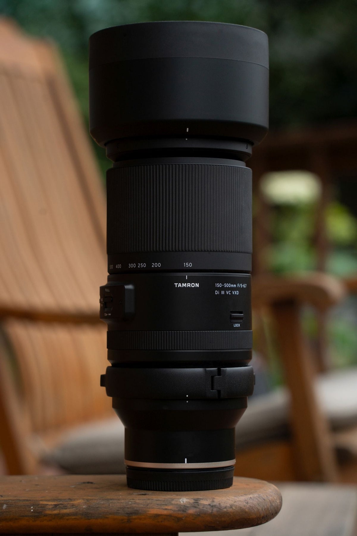 Tamron 150-500mm f/5-6.7 Nikon Z appoggiato su un tavolo di legno all'aperto