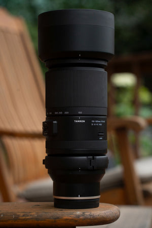 Tamron 150-500mm f/5-6.7 Nikon Z appoggiato su un tavolo di legno all'aperto