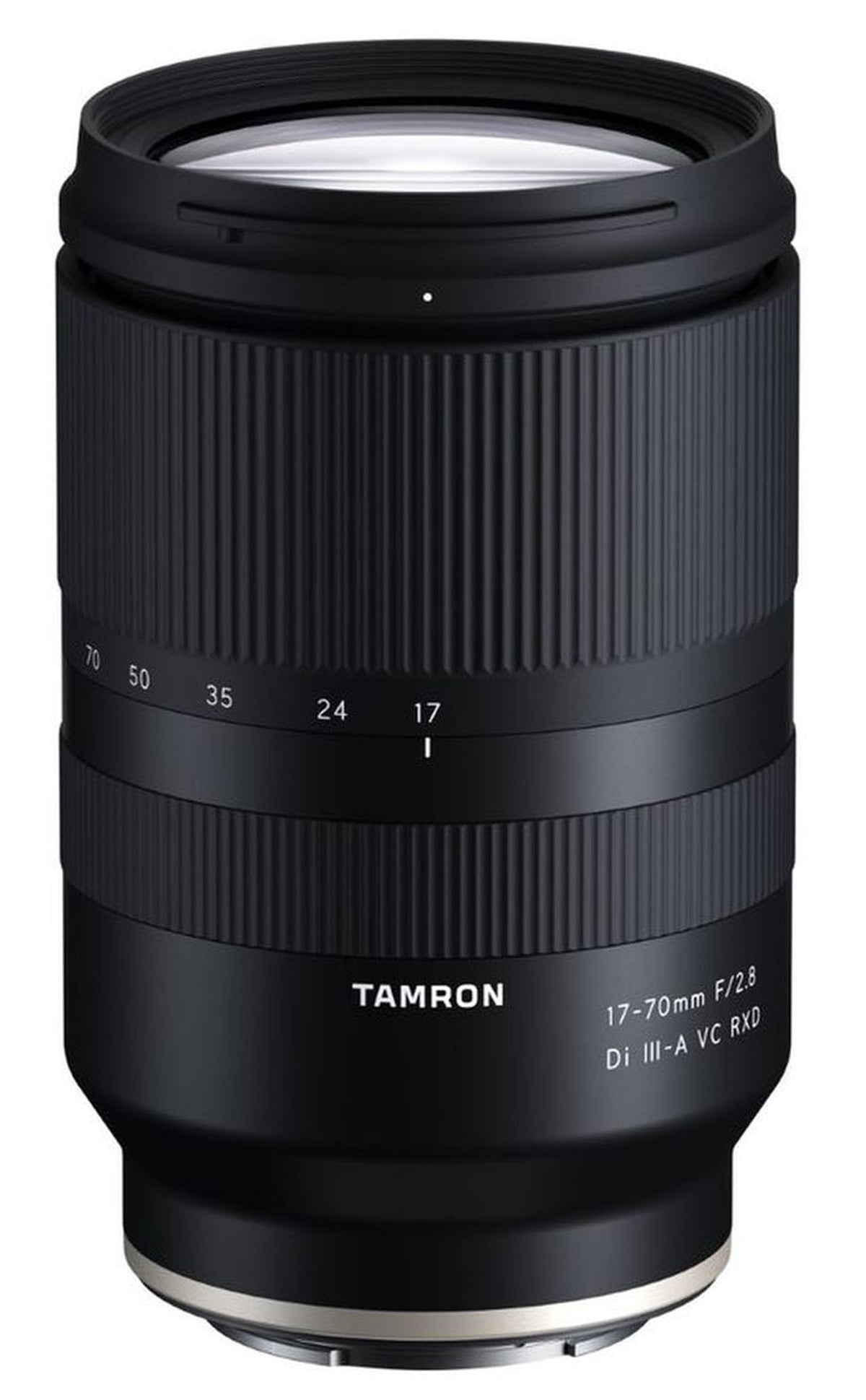 Obiettivo Tamron 17-70mm f/2.8 Di III-A VC RXD per Sony E, vista frontale di tre quarti su fondo bianco
