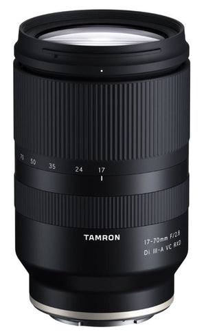 Obiettivo Tamron 17-70mm f/2.8 Di III-A VC RXD per Sony E, vista frontale di tre quarti su fondo bianco