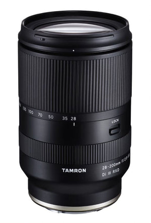 Obiettivo Tamron 28-200mm f/2.8-5.6 Di III RXD per Sony E con la scala delle focali e l'interruttore LOCK