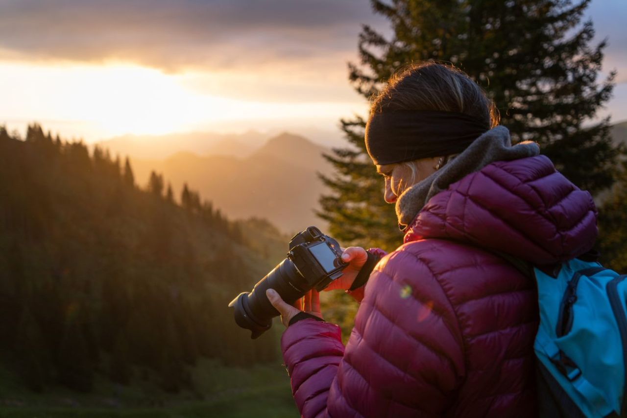 Fotografa con zaino scatta al tramonto in montagna con il Tamron 28-200mm su Sony