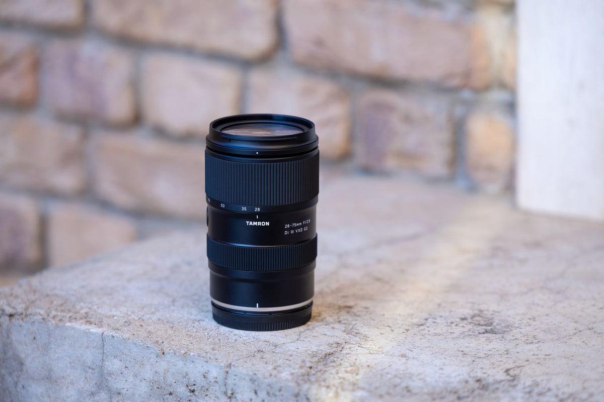 Tamron 28-75mm f/2.8 G2 appoggiato su un davanzale di pietra davanti a un muro di mattoni