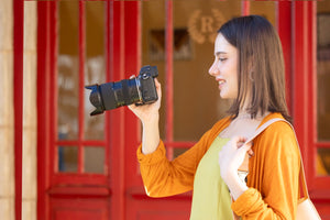 Fotografa scatta con il Tamron 28-75mm f/2.8 G2 davanti a una vetrina rossa
