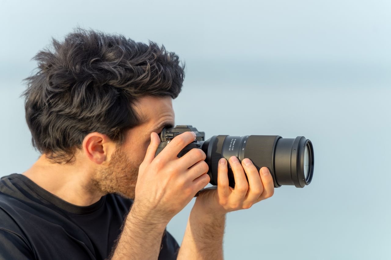 Fotografo scatta con il Tamron 70-180mm f/2.8 G2 montato su fotocamera Sony