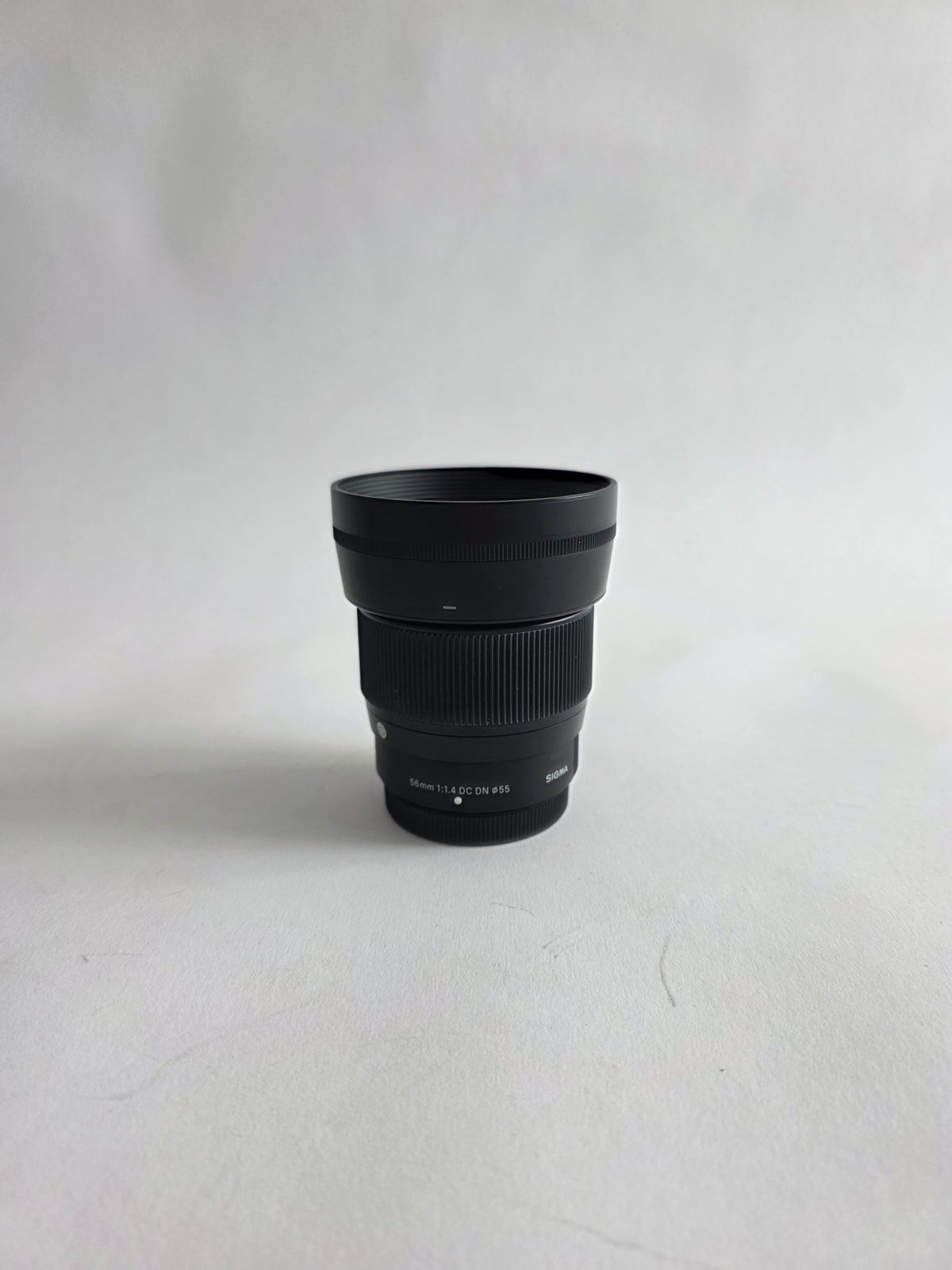 Sigma 56mm f/1.4 DC DN Contemporary usato attacco Fujifilm X con paraluce - Giordano Photo