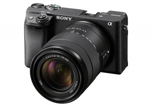 Fotocamera Sony Alpha A6400 nera di tre quarti con l'obiettivo 18-135mm f/3.5-5.6 OSS montato