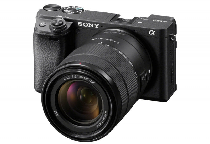 Fotocamera Sony Alpha A6400 nera di tre quarti con l'obiettivo 18-135mm f/3.5-5.6 OSS montato