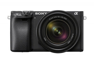 Sony A6400 con l'obiettivo 18-135mm OSS vista di fronte, con la lente frontale in evidenza