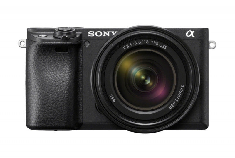 Sony A6400 con l'obiettivo 18-135mm OSS vista di fronte, con la lente frontale in evidenza