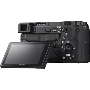 Retro della Sony A6400 con lo schermo orientabile ribaltato, il mirino e i comandi AF/MF, MENU e ISO