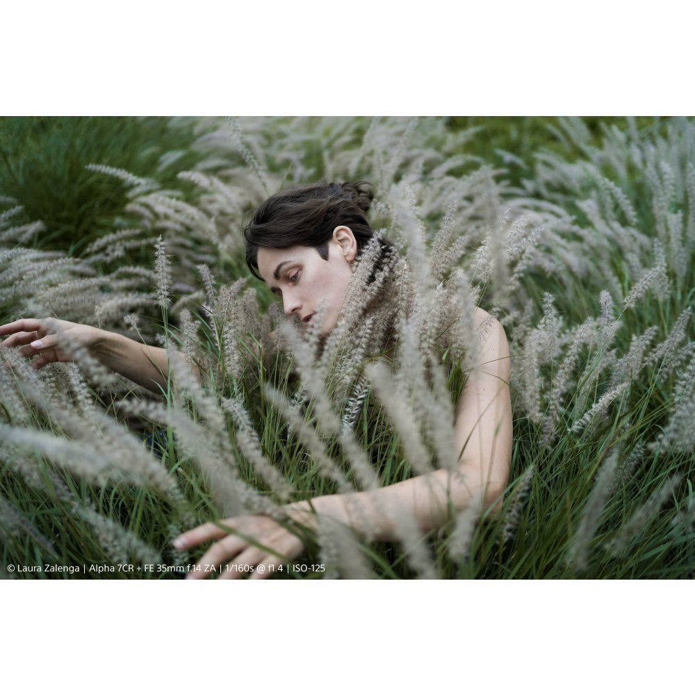 Scatto di esempio con la Sony a7CR: ritratto di una donna fra le spighe alte di un campo