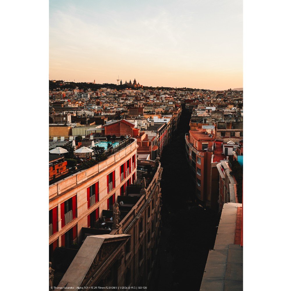 Scatto di esempio con la Sony a7CR: veduta dall'alto dei tetti di una città al tramonto